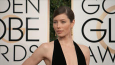 Jessica Biel uses yoga to be a better mother - Videolad.com