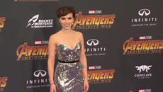 Scarlett Johansson accidentally flashed passenger on a plane - Videolad.com