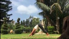 Заразителен урок по йога - Videoclip.bg