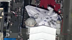 „Хилядолетният сокол” кацна на премиерата на филма Соло: на улица в Лос Анжелис - Videoclip.bg