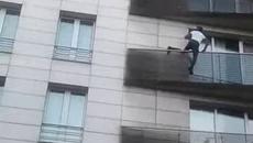 В Париж eмигрант спаси дете, висящо от тераса - Videoclip.bg