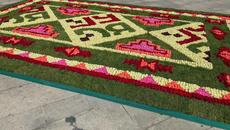 България и Европейският съюз в цветя! Килим от 14 000 рози украси пространството пред НДК - Videoclip.bg