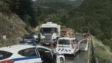 Тир изсипа върху кола дървени трупи - Videoclip.bg