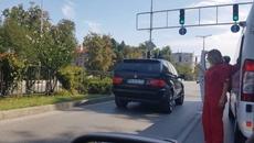 Мъж с джип нападна жена и линейка с болния ѝ съпруг - Videoclip.bg