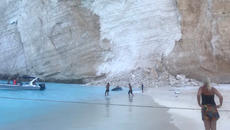 Скали паднаха на голям плаж в Гърция, има пострадали - плажа „Навагио” - Videoclip.bg