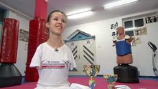 Dejana Bačko, jede nogama, šminka se nogama i državna je prvakinja u taekwondou, a nema ruke! - Videoclip.bg