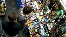 Обирджия в магазин по погрешка извадил пистолет! С маска на лицето бил защото е болен - Videoclip.bg