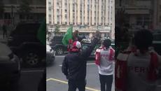 Празнуваща руска мечка като Роби Уилямс, показва неприлични жестове (ВИДЕО) Чужденците са в шок!! - Videoclip.bg