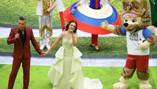 Роби Уильямс показа неприличен жест на церемонията по откриване на шампионата ЧМ-2018 - Videoclip.bg