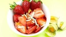 Салата с ягоди | Рецепта с ягоди и захаросан джинджифил - Videoclip.bg