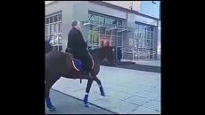 Украински депутат отиде в парламента на кон - Videoclip.bg