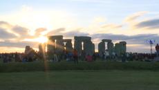 Посрещаме лятното слънцестоене 2018 с церемония от неолита Summer Solstice at Stonehenge 2018 - Videoclip.bg
