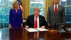 Тръмп се отказа да разделя мигранти от децата им - Videoclip.bg