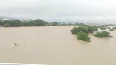 Жертвите от дъждовете в Япония се увеличават! Япония е под вода 57 dead as Japan - Videoclip.bg