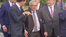 Кадри на залитащия Жан-Клод Юнкер - Хит в мрежата (ВИДЕО) - Videoclip.bg