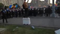 Десетки хиляди на мащабен протест в Румъния! Органите на реда използваха сълзотворни гранати и водни оръдия. - Videoclip.bg