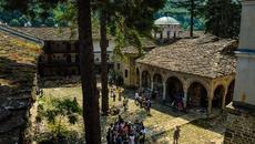 Хиляди вярващи се събраха днес на Богородица в Троянския манастир - Videoclip.bg