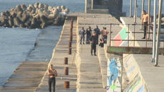 Намериха тялото на едно от децата, паднали в морето край вълнолома във Варна - Videoclip.bg