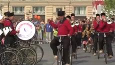 На фестивала в Москва военни оркестри от 15 страни свириха и музиканти караха велосипед - Videoclip.bg