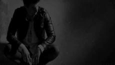 Parni Valjak - Sve jos mirise na nju ПРЕВОД - Videoclip.bg