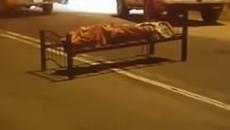 Вижте легло с мъртвец на главен път! Всичко е възможно в 21 век - Videoclip.bg