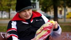 DOMAGOJ STOJŠIĆ, Prodaje plišane igračke kako bi pomogao prehraniti svoju obitelj - Videoclip.bg