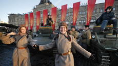 Военен парад в Москва послучай 7-ми ноември! Историческа възстановка на Червения площад - Videoclip.bg