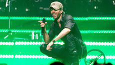 Енрике Иглесиас пя пред препълнена зала в София - Videoclip.bg