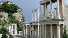 Пловдив в очакване на празниците! Частни лица оградиха част от централния площад в Пловдив - Videoclip.bg