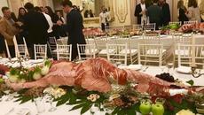 Скандално изкуство! Изложба - Пърформънс с русалки в София, покрити с колбаси, предизвика скандал! - Videoclip.bg