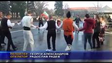 Деца от поповско училище играят народни танци в междучасията - Videoclip.bg