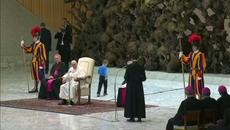 Вижте как малко момче разсмя папата (ВИДЕО) - Videoclip.bg