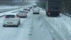 Маниак на БМВ дрифти в трафика - Videoclip.bg