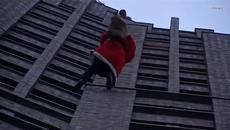 Вижте как вече Дядо Коледа идва при децата -слиза от блока с подаръците! Santa Rappels Down Berlin - Videoclip.bg