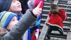 Вижте как вече Дядо Коледа идва при децата -слиза от блока с подаръците! Santa Rappels Down Berlin - Videoclip.bg