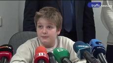 Пловдивски ученици намериха пари, предадоха ги в полицията - Videoclip.bg