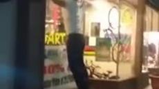 Пияница се опитва да седне на колело монтирано на стената - Videoclip.bg