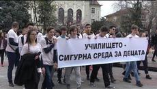Розово шествие срещу насилието в училище в Пловдив - Videoclip.bg