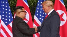Вижте историческото ръкостискане на Ким Чен-ун с Доналд Тръмп! President Trump, Kim Jong Un meet in Singapore - Videoclip.bg