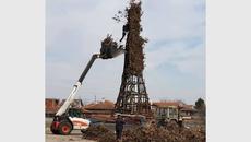 Запалиха огромен огън за Сирни Заговезни в димитровградското село Добрич - Videoclip.bg