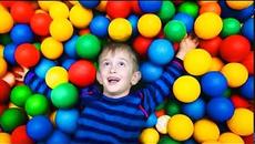 David Pretend Play indoor playground at center for children with nursery rhymes songs for babies - Videoclip.bg