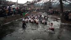 Мъжко хоро Калофер 2019 България - Вижте видео от ледените води и хвърлянето на кръста - Videoclip.bg