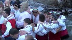 Стотици нагазиха в ледените води на река Тунджа в Калофер - Videoclip.bg