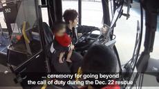 Една разтърсваща история! 2019 г. Шофьорка на автобус спаси детенце от замръзване в Милуоки - Videoclip.bg