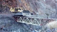 Руски булдозер преминава през мост - Videoclip.bg