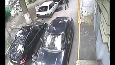 Жена паркира пред врата на гараж ,и ето какво стана - Videoclip.bg