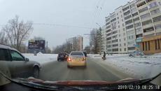 Вижте как пътен регулировчик помогна на болно куче на премине опасен заснежен път (ВИДЕО) - Videoclip.bg