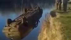 ИЗВАДИХА С КРАН ПОТЪНАЛА КОЛА ,А ВЪТРЕ ....ИЗНЕНАДА - Videoclip.bg