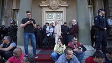 Протестиращи обградиха президентството в Белград - Videoclip.bg