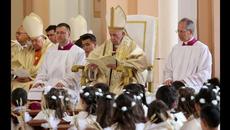 Папа Франциск дава първо причастие на децата в Раковски - Videoclip.bg